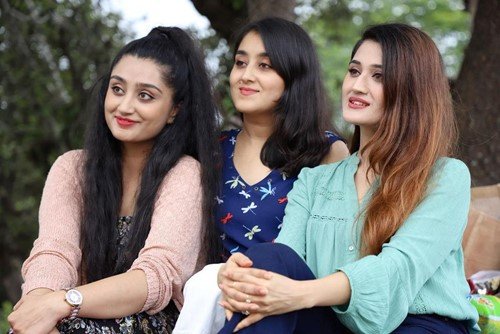 Arushi Nishank (right) with her sisters Vidushi (middle) and Shreyanshi Nishank (Ramesh Pokhriyal daughters)