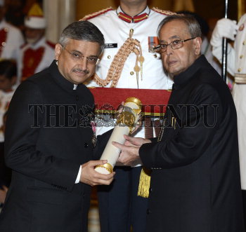 Dr Randeep Guleria Received Padma Shri Award from former President Pranab Mukherjee