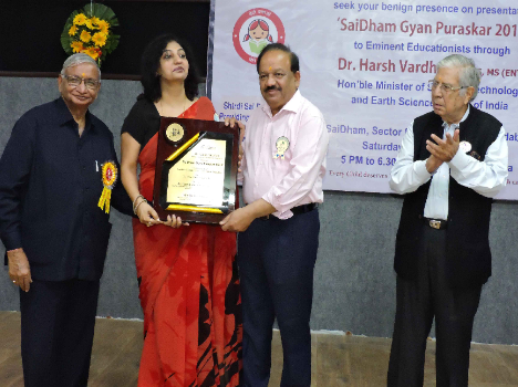 Harsh Vardhan received award