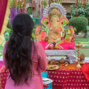 Kamya Punjabi pray to Lord Ganesha