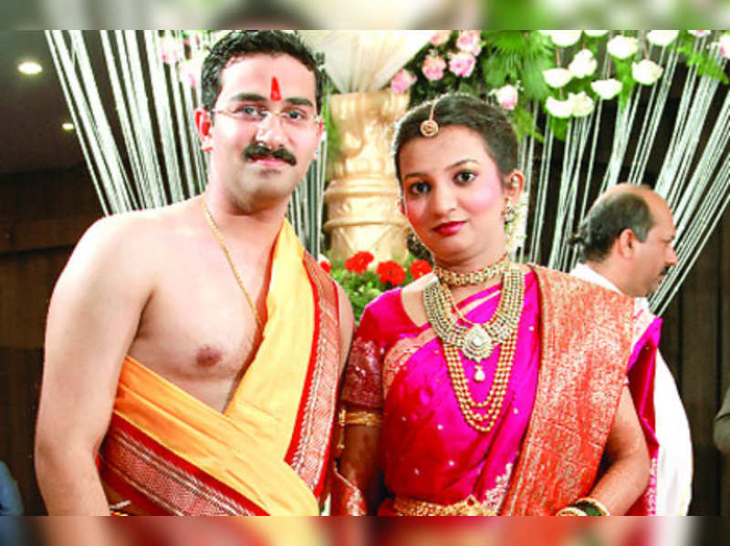 Nitin Gadkari son Sarang with his wife