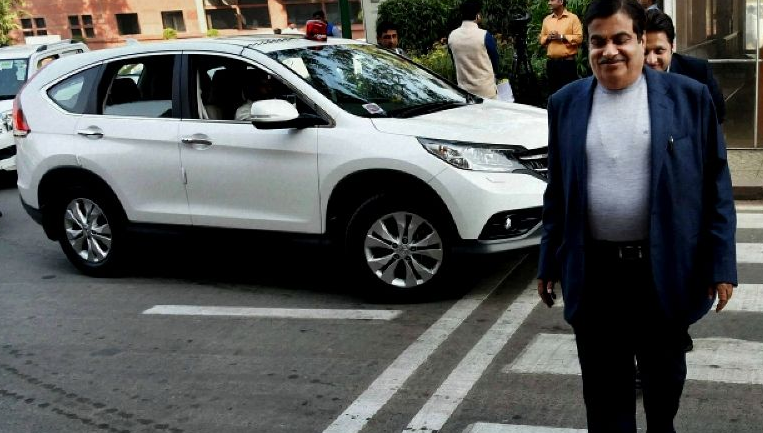 Nitin Gadkari with his car Honda CRV