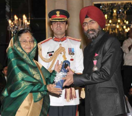 Dr Arvinder Singh Soin awarded Padma Shri by Indian President Pratibha Patil