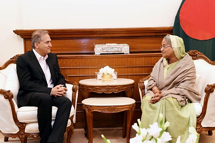 Dr Devi Prasad Shetty with Sheikh Hasina Bangladesh PM