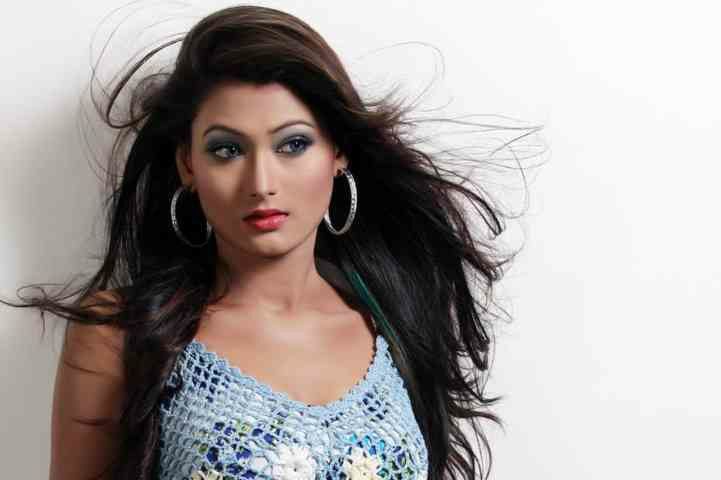 Adhora Khan (Model) Height, Weight, Age, Love Life, Family, Networth 2022