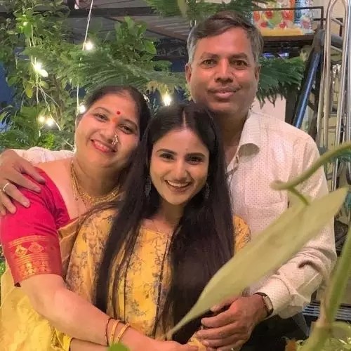 Pooja-Birari-with-Parents