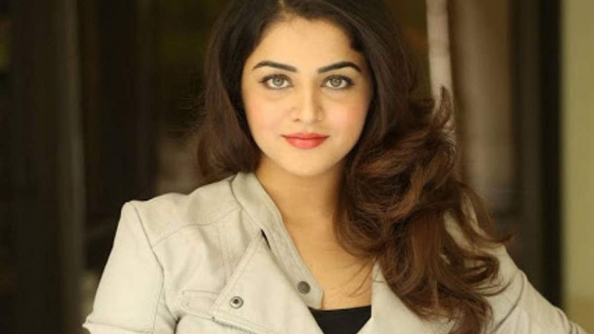 Wamiqa Gabbi Biography, Age, Family, Love Life & Best Movies 2022