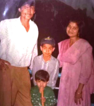 Kanika Mann childhood photo with parents