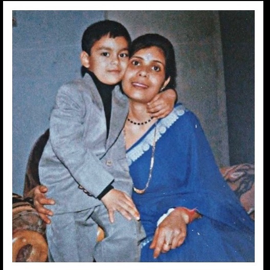 Ishan Kishan childhood photo with his mom