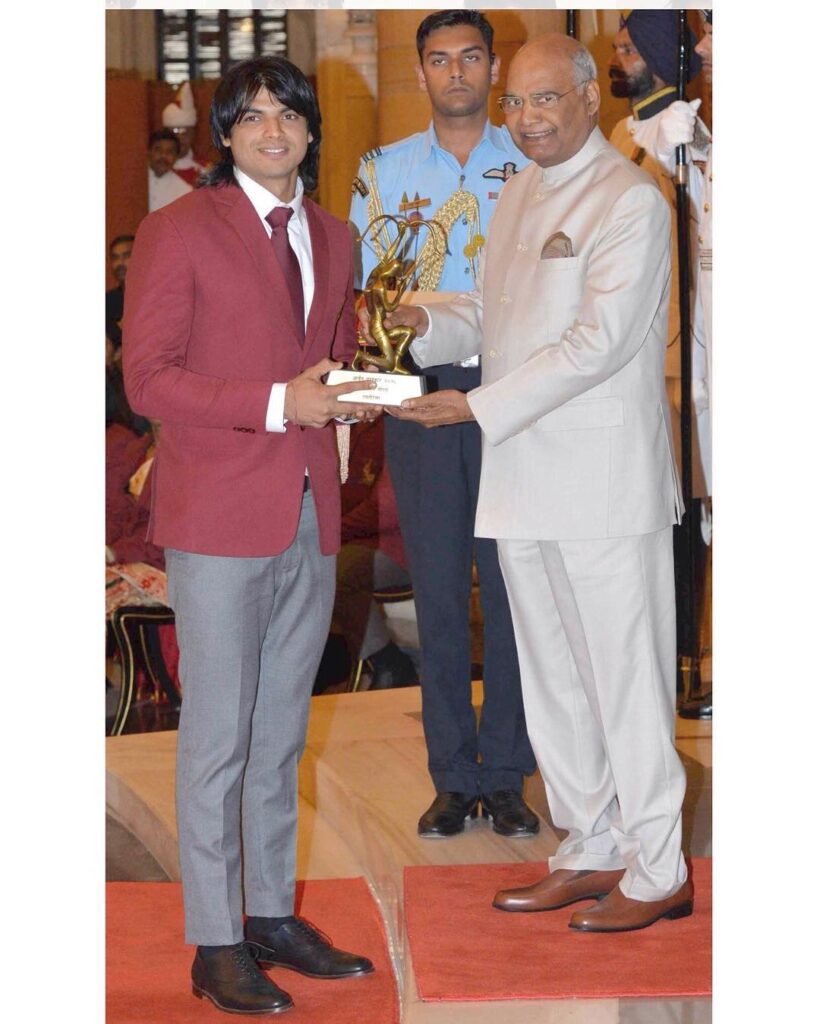 Neeraj Chopra receiving Arjuna Award by President of India