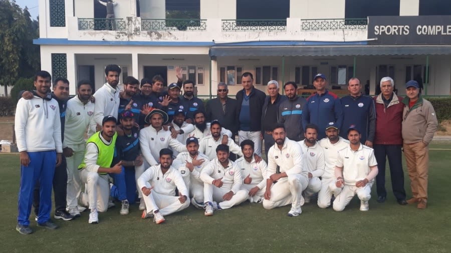 Umran Malik with his JKs team squad