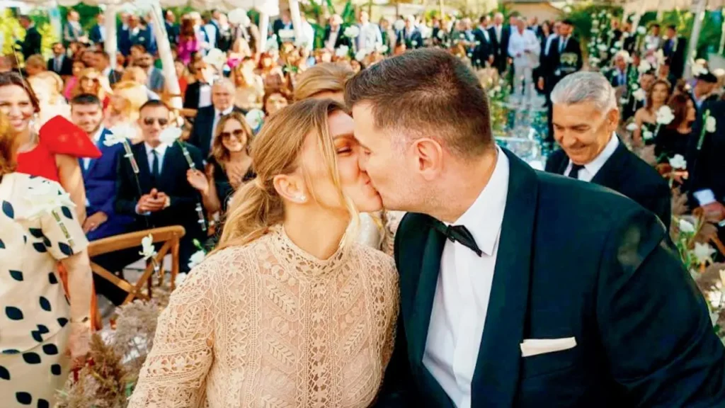 Toni and his wife Simona kissed on marriage day