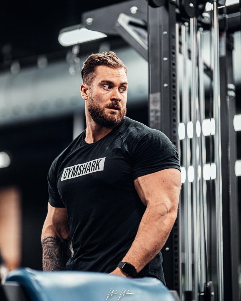 Chris Bumstead Wiki, Age, Height, Weight, Wife, Parents, Workout, Bulk