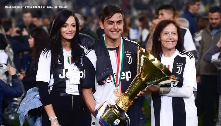 Paulo Dybala with his mother and girlfriend