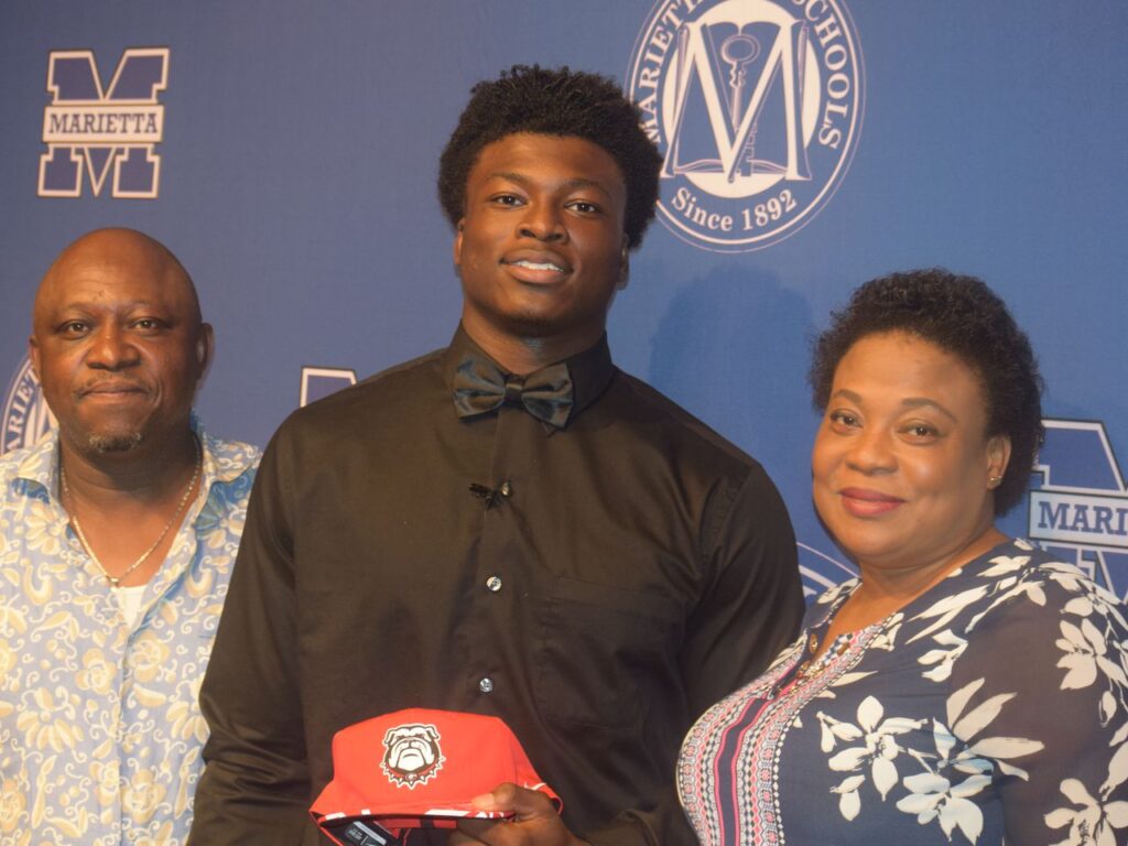 Azeez Ojulari with his father and mother