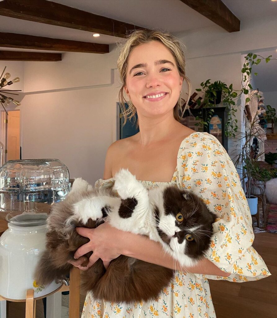 Haley Lu Richardson with her Cat