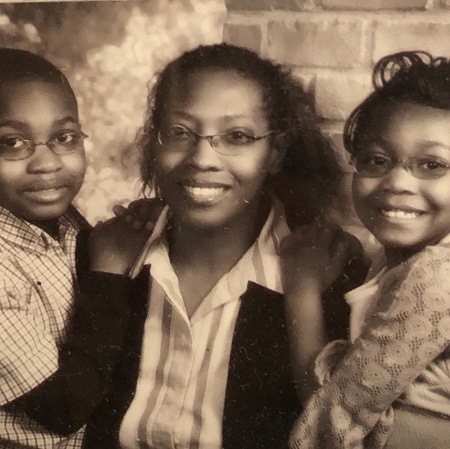 Kelsey Hollis childhood picture with her mother and brother