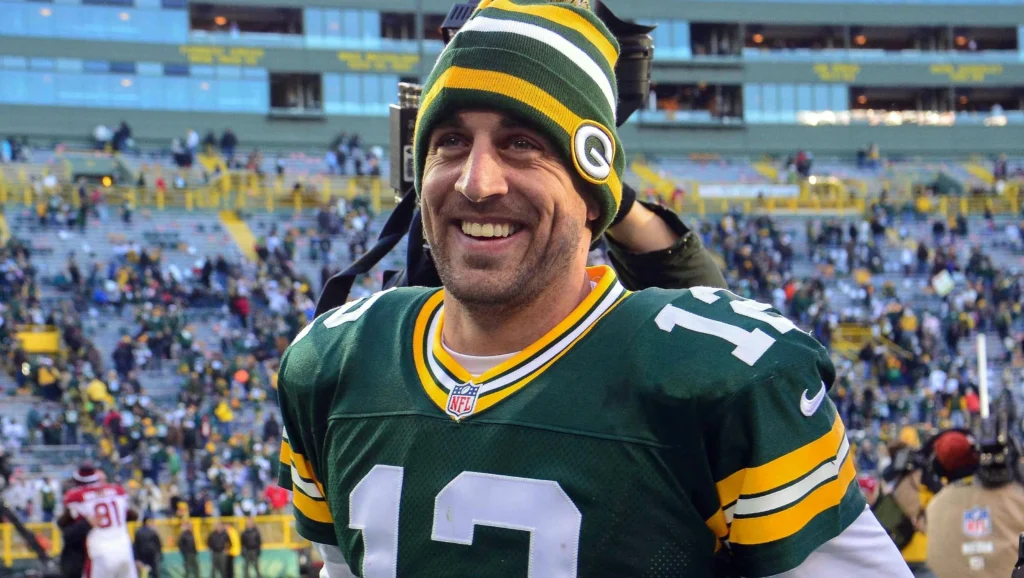 Aaron Rodgers signs 5 year extension with Green Bay Packers