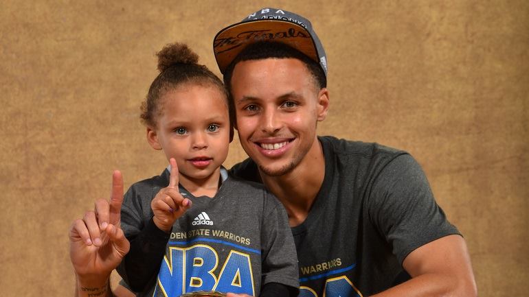 Riley Curry with her father