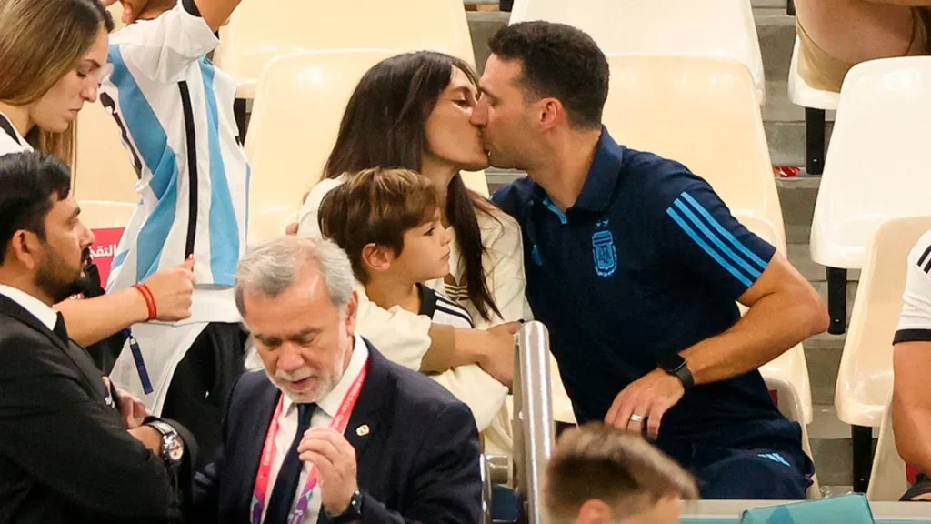 Elisa Montero kissing her husband Lionel Scaloni