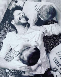 Alvaro Morte with his two kids