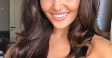 Hande Erçel Wiki, Age, Height, Parents, Husband, Family, Ethnicity, Net Worth, Biography & More
