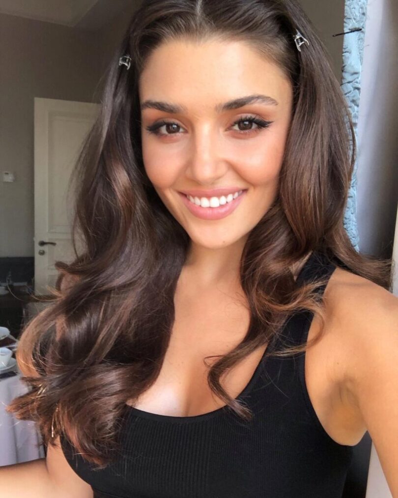 Hande Erçel Wiki, Age, Height, Parents, Husband, Family, Ethnicity, Net Worth, Biography & More