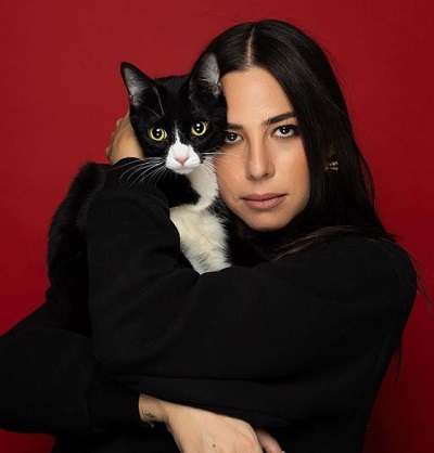Rachel Wolfson with her pet cat