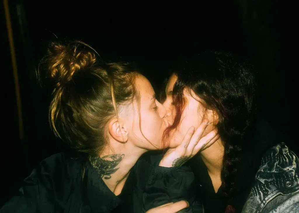 Bryana with Lauren Sanderson kissing together