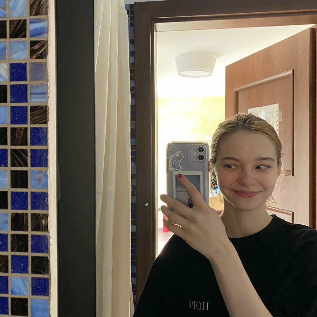 Emma Myers mirror selfie