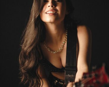 Larissa Liveir (Guitarist) Wiki, Age, Height, Boyfriend, Family, Net Worth, Biography & More