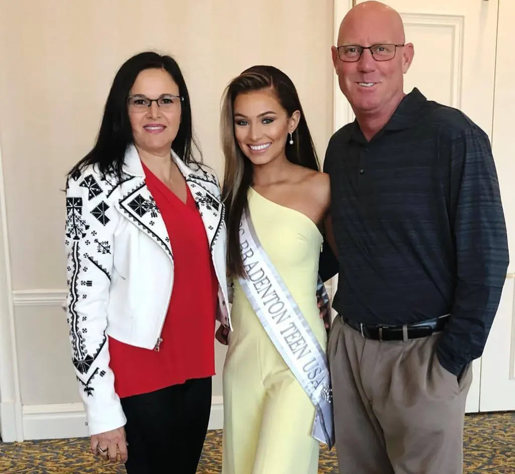 Noelia Voigt with his parents