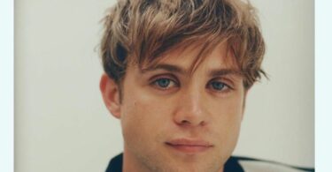 Leo Woodall Wiki, Age, Height, Girlfriend, Wife, Parents, Ethnicity, Net Worth & Biography