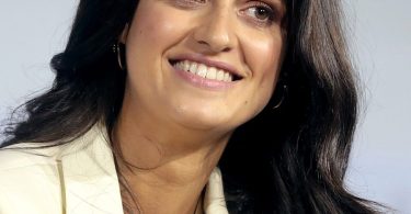 Anya Chalotra Age, Height, Parents, Relationships, Husband, Nationality, Net Worth