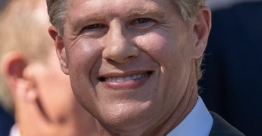 Clark Hunt Wiki, Age, Height, Wife, Daughter, Family, Ethnicity, Net Worth, And Biography