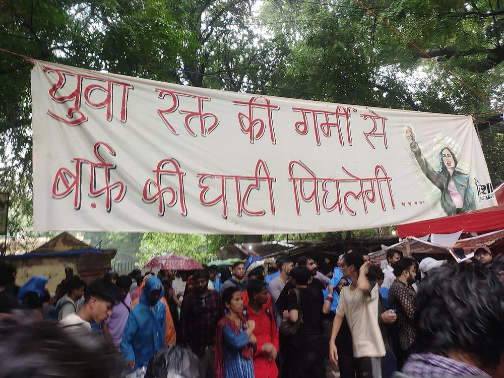 Hindi protest banner at the 2026 Jantar Mantar sit-in over the NEET UG paper leak