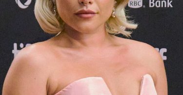 Florence Pugh Wiki, Age, Height, Weight, Family, Boyfriend, Career, Salary, Net Worth, Biography & More